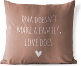 Sierkussen Buiten - Engelse quote "DNA doesn't make a family, love does" met een hartje tegen een bruine achtergrond - 60x60 cm - Weerbestendig