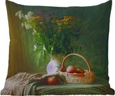 Sierkussen Buiten - Stilleven - Bloemen - Appel - Mandje - Tafel - Schilderij - 60x60 cm - Weerbestendig