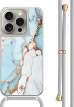 Casimoda® hoesje met grijs koord - Geschikt voor iPhone 15 Pro - Marmer Lichtblauw - Afneembaar koord - TPU/polycarbonaat - Blauw
