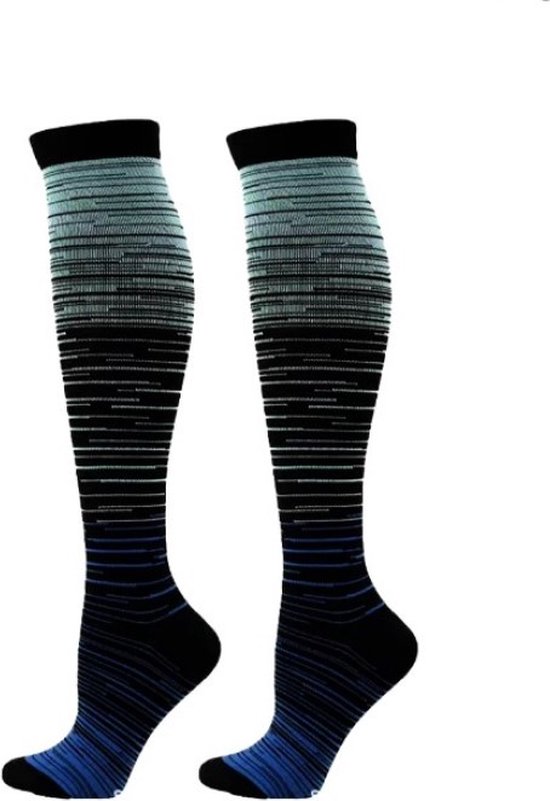 Kniekousen met gradiënt van zwart naar blauw en witte streepjes. Zwarte boord.