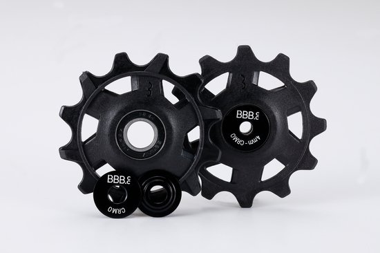 Twee zwarte derailleurwieltjes met 12 tandjes en twee zwarte spacers.