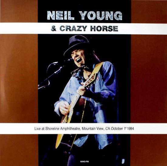 Neil Young & Crazy Horse Live At Shoreline Amphitheatre, Mountain View, CA October 1st 1994 albumhoes met Neil Young die gitaar speelt en zingt met een mondharmonica.