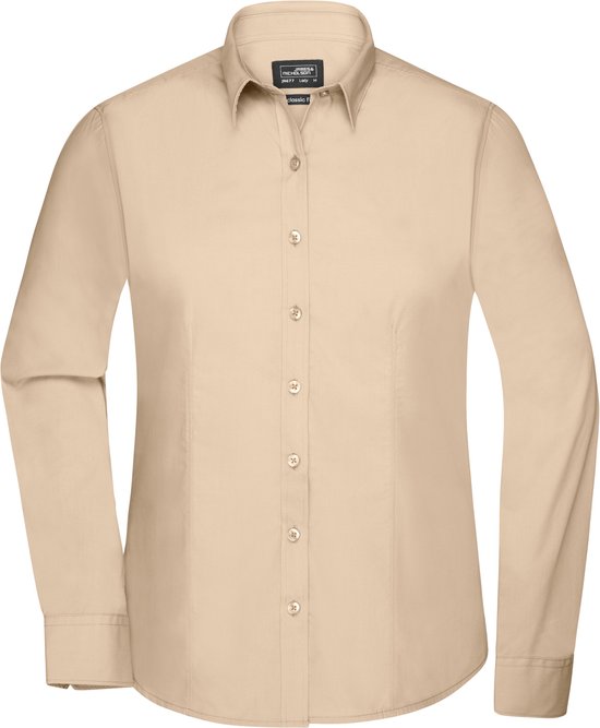 Chemise en coton beige (stone) à manches longues, boutons et col.