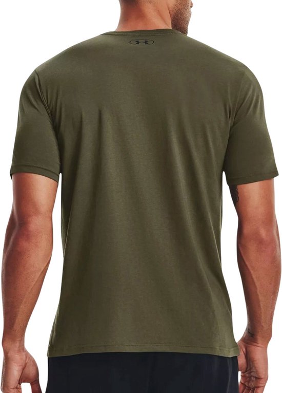 Man in groen Under Armour sportshirt en zwarte sportbroek, achterkant.