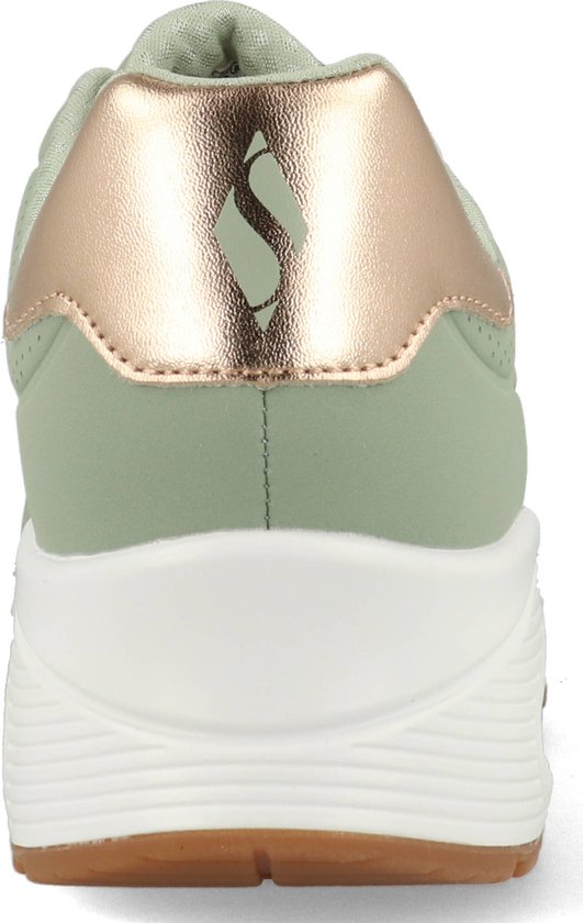 Achterkant van lichtgroene Skechers sneaker met roze hiel en witte zool.