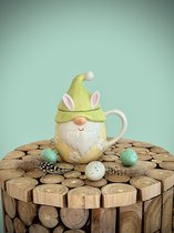 Mok met deksel bunnygnoom geel/groen 15 cm hoog - mok - tas - kopje - lentecollectie - Pasen - voorjaar - verjaardag - geschenk - cadeau - moederdag - vaderdag - Kerst - Nieuwjaar