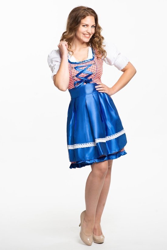 Vrouw in rood-wit geruite dirndl, blauwe schort met witte rand en witte blouse. Hand op de heup.