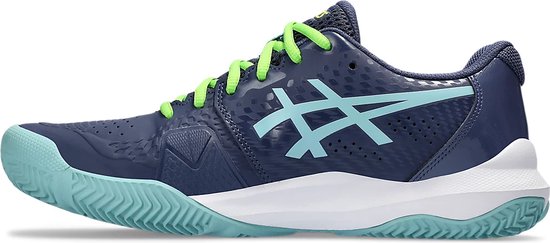 Binnenkant van de marineblauwe ASICS padelschoen met lichtblauw logo, witte zoolrand en felgroene veters.