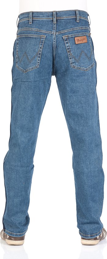 Achterkant van blauwe regular fit spijkerbroek met Wrangler-label op de achterzak.