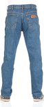 Achterkant van blauwe regular fit spijkerbroek met Wrangler-label op de achterzak.