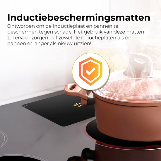Zwarte inductiebeschermingsmat met oranje logo, beschermt inductieplaat en pannen.