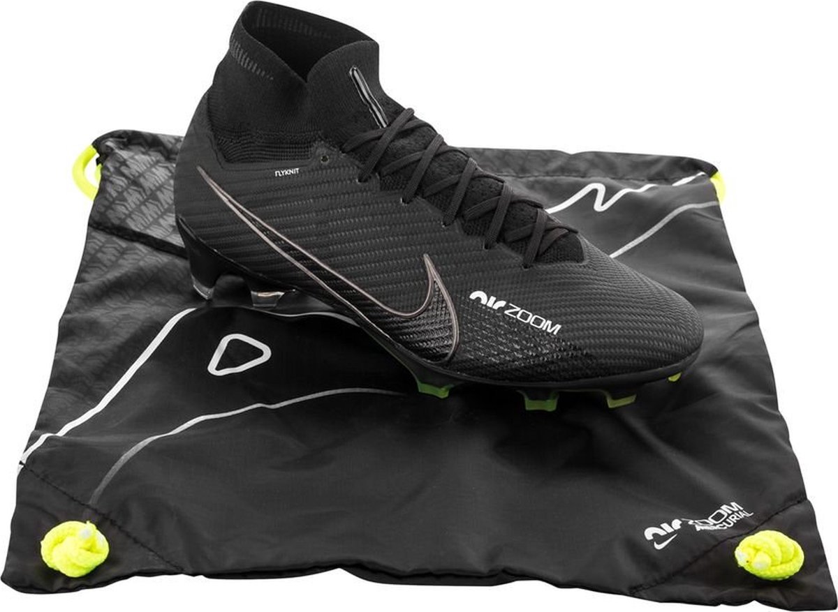 Zwarte Nike Zoom Mercurial Superfly Elite FG voetbalschoen maat 47, met opbergtas en opvallende groene details.