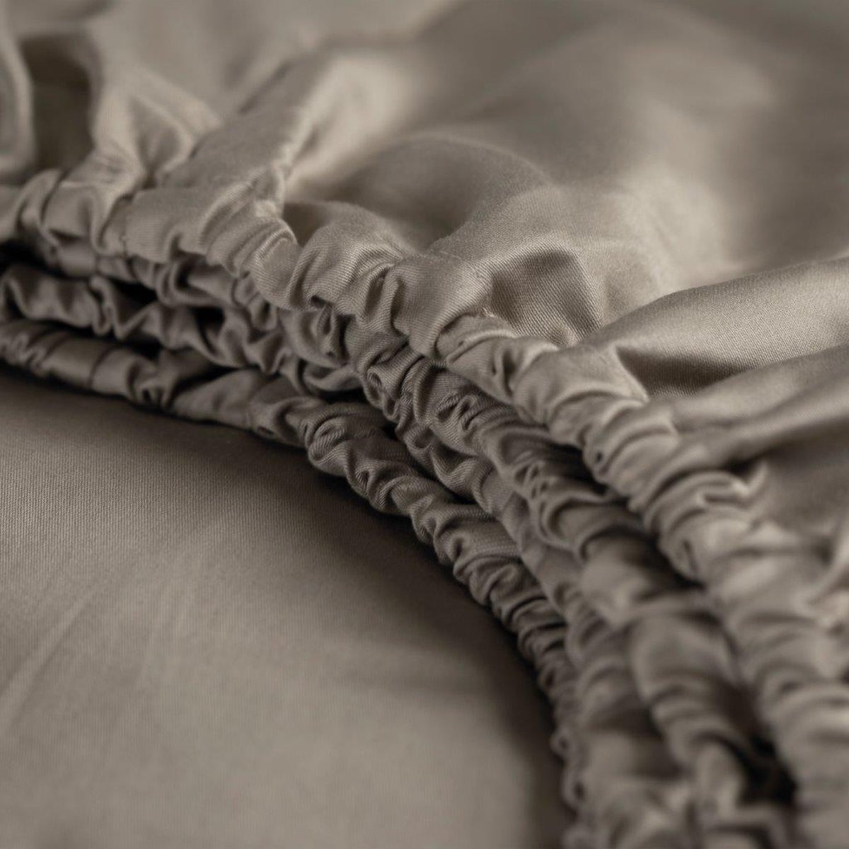 Cinderella Sundays Hoeslaken - Topper - 100% Katoen-Satijn - 2 Persoons - 160x210 cm - tot 15 cm - Taupe