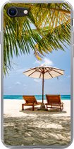 Geschikt voor iPhone SE 2020 hoesje - Strandstoel - Parasol - Palmboom - Siliconen Telefoonhoesje
