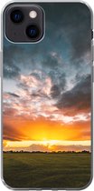 Geschikt voor iPhone 13 hoesje - Zonsondergang boven een weiland in Nederland - Siliconen Telefoonhoesje