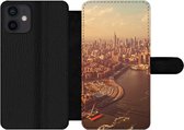 Bookcase Geschikt voor iPhone 12 Mini telefoonhoesje - New York - Skyline - Goud - Met vakjes - Wallet case met magneetsluiting