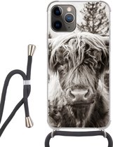 Hoesje met koord Geschikt voor iPhone 11 Pro Max - Schotse hooglander - Koe - Dieren - Zwart - Wit - Siliconen - Crossbody - Backcover met Koord - Telefoonhoesje met koord - Hoesje met touw
