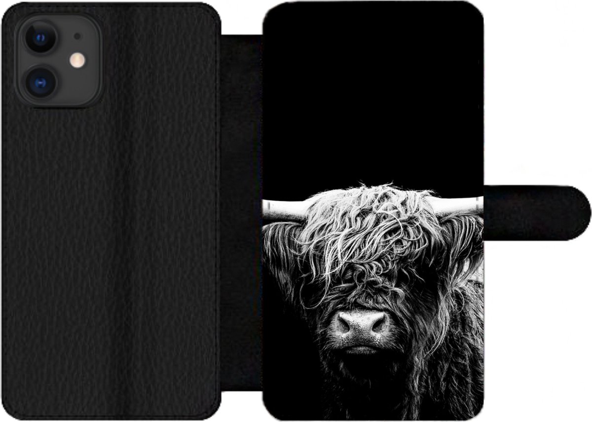 Telefoonhoesje Geschikt voor iPhone 12 Pro telefoonhoesje - Schotse Hooglander - Koe - Zwart - Wit - Dieren - Met vakjes - Wallet case met magneetsluiting