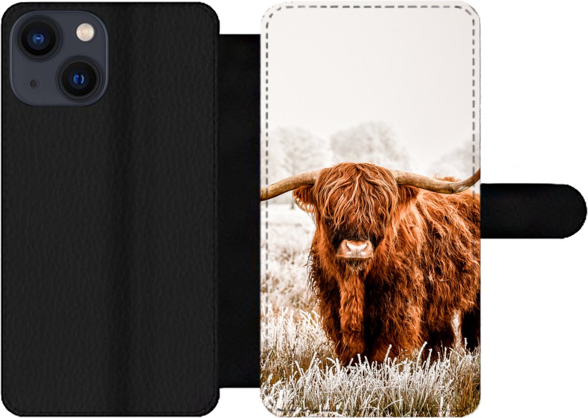 Telefoonhoesje Geschikt voor iPhone 13 Mini telefoonhoesje - Schotse hooglander - Koe - Natuur - Winter - Met vakjes - Wallet case met magneetsluiting