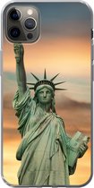 Geschikt voor iPhone 13 Pro Max hoesje - New York - Vrijheidsbeeld - Zonsondergang - Siliconen Telefoonhoesje
