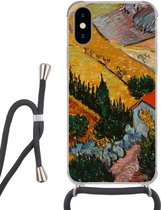 Hoesje met koord Geschikt voor iPhone XS - Landschap met een huis en een ploeger - Vincent van Gogh - Siliconen - Crossbody - Backcover met Koord - Telefoonhoesje met koord - Hoesje met touw