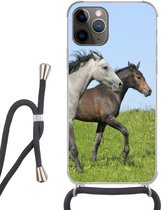 Hoesje met koord Geschikt voor iPhone 13 Pro Max - Paarden - Dieren - Gras - Siliconen - Crossbody - Backcover met Koord - Telefoonhoesje met koord - Hoesje met touw