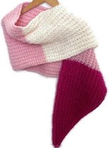 Roze met écru gebreide sjaal. De sjaal kan gesloten worden met een knoop zodat er een col ontstaat.