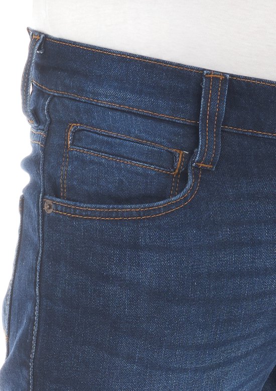 Donkerblauwe jeans met oranje stiksels en een klein zakje.