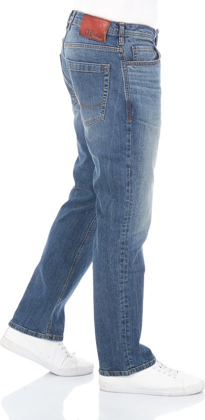 Man in blauwe jeans met regular/straight fit, close-up van de zijkant.