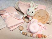 Kraamcadeau roze konijn 6-delige set - bijtring met gehaakt popje - hydrofiele doek- slabbetje- speenkoord - knuffeldoekje - houten foto bordje - kraammand- kraampakket - giftbox - kraamcadeau jongen - kraamcadeau meisje - cadeaubox - baby cadeau