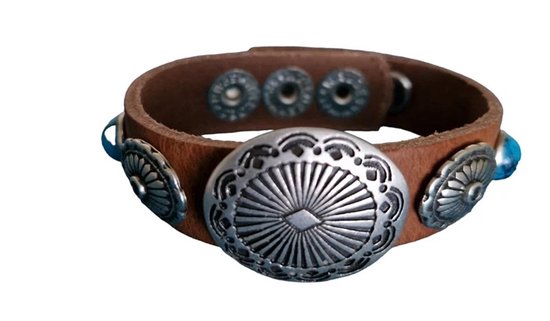 Bruine leren armband met zilverkleurige studs en turquoise kralen.