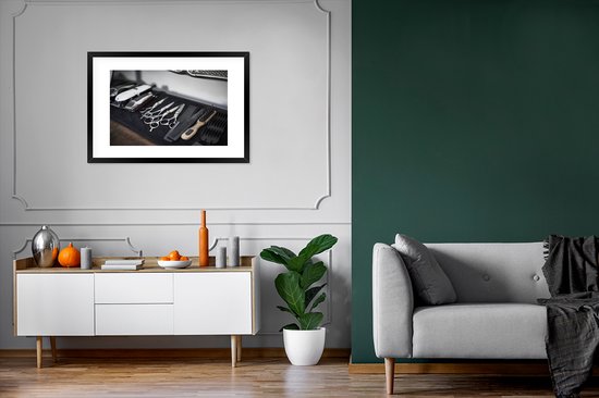 Photo encadrée - Une rangée d'attributs de coiffure cadre photo noir avec passe-partout blanc grand 90x60 cm - Affiche encadrée (Décoration murale salon / chambre)