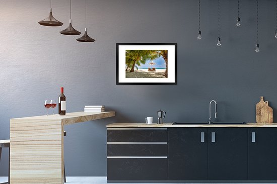 Photo encadrée - Palmiers sur une plage tropicale lors d'un coucher de soleil Cadre photo noir avec passe-partout blanc 60x40 cm - Affiche encadrée (Décoration murale salon / chambre) / Mer et plage