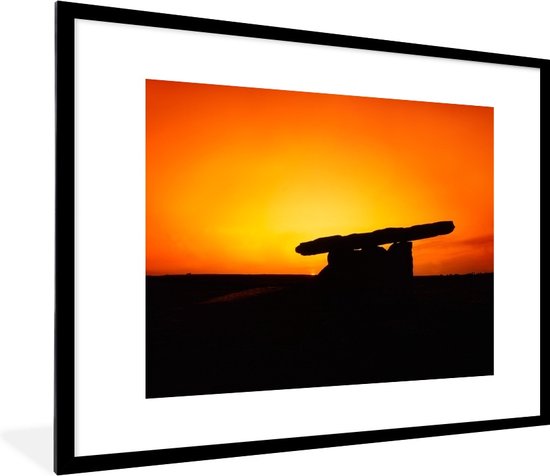 Photo en cadre - Un ciel orange près d'un cadre photo hunebed noir avec passe-partout blanc 80x60 cm - Affiche sous cadre (Décoration murale salon / chambre)