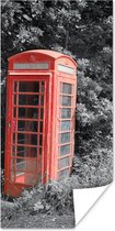 Poster Zwart-wit foto van een rode en Britse telefooncel in het Verenigd Koninkrijk - 60x120 cm