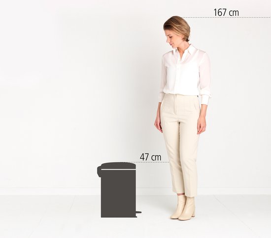 Een vrouw van 167 cm staat naast een bruine prullenbak van 47 cm hoog. Illustratie toont de afmetingen.