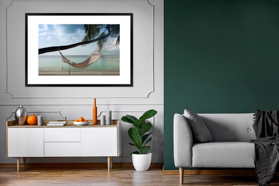 Photo encadrée - Hamac attaché à un palmier près d'une plage Cadre photo noir avec passe-partout blanc xxl 120x80 cm - Affiche encadrée (Décoration murale salon / chambre) / Mer et plage
