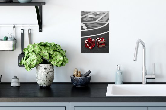 Une photo noir et blanc d'une table de poker avec des dés rouges Poster 20x30 cm - petit - Tirage photo sur Poster (décoration murale salon / chambre)