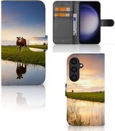 Smartphone Hoesje Geschikt voor Samsung Galaxy S24 Flip Case Koe