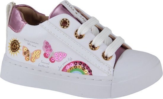 Witte lage sneaker met roze accenten, veters en versierd met pailletten vlinders, een regenboog en zon.