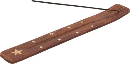 Houten wierookplankje met ingelegde sterren, vanuit een hoek gefotografeerd.