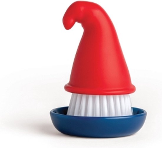 Een rode gnome-vormige afwasborstel met witte borstelharen in een donkerblauwe houder, geïsoleerd op een witte achtergrond.