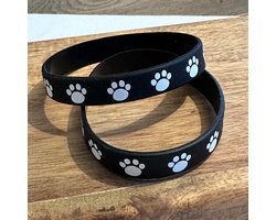 GoedeDoelen.Shop | Polsbandje White Paws | Silicone Polsbandje | Paw | Pootafdruk | Unisex | Vriendschapsarmband | Statement Armband | Dierenliefde | Hondenarmband | Kattenarmband | Samen voor Dieren | Dierenvriend | Wellness-House