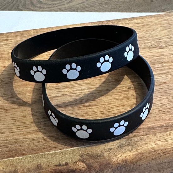 GoedeDoelen.Shop | Polsbandje White Paws | Silicone Polsbandje | Paw | Pootafdruk | Unisex | Vriendschapsarmband | Statement Armband | Dierenliefde | Hondenarmband | Kattenarmband | Samen voor Dieren | Dierenvriend | Wellness-House