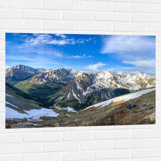 Muursticker - Bergen - Sneeuw - Landschap - Wolken - 105x70 cm Foto op Muursticker