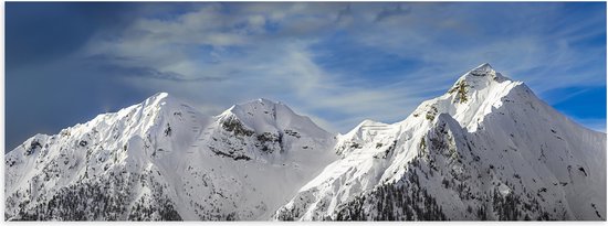 Poster Glanzend – Bergen - Sneeuw - Wolken - 60x20 cm Foto op Posterpapier met Glanzende Afwerking
