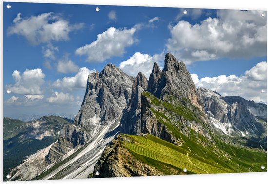 Tuinposter – Bergen - Landschap - Sneeuw - Gras - Wolken - 150x100 cm Foto op Tuinposter (wanddecoratie voor buiten en binnen)