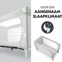 Reisbedje grijs met mintgroene accenten, gaas aan de zijkanten voor ventilatie.