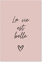 Tuinposter 120x180 cm - Tuindecoratie - Quote - La vie est belle - Roze - Tekst - Poster voor in de tuin - Buiten decoratie - Schutting tuinschilderij - Wanddecoratie - Tuindoek - Buitenposter