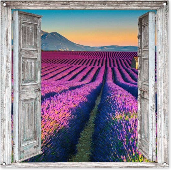 Tuinposter lavendel - Doorkijk deur - Bloemen - Natuur - Zomer - Paars - Provence - Tuindecoratie - Tuin - Tuindoek - Tuinschilderij voor buiten - 100x100 cm - Schuttingdoek - Schutting decoratie